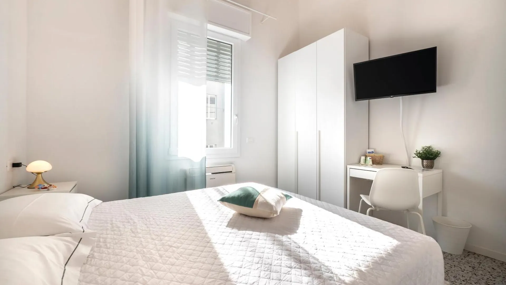 Zuara9Room Rimini Couette-café