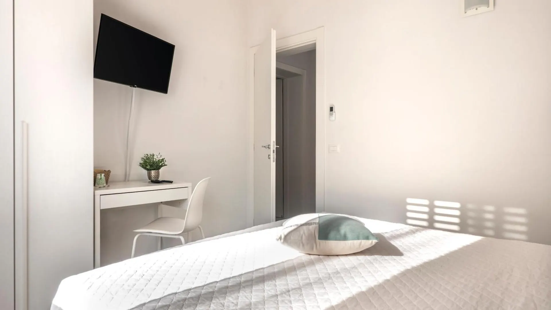 Zuara9Room Rimini 0*,